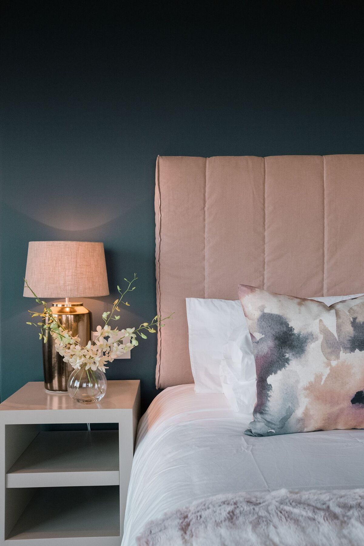 Sky Villa Boutique Hotel By Raw Africa Collection Plettenberg Bay Exterior photo A bedroom with a bed and a bedside table